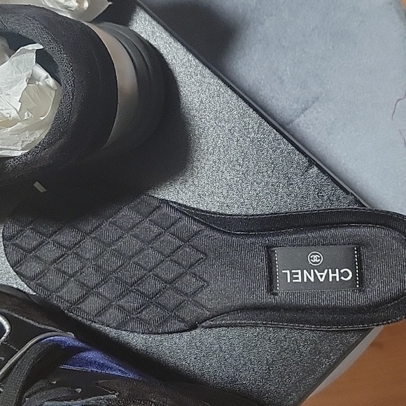 Chanel CC logo sneaker size 37.5 - Picture 10 of 14